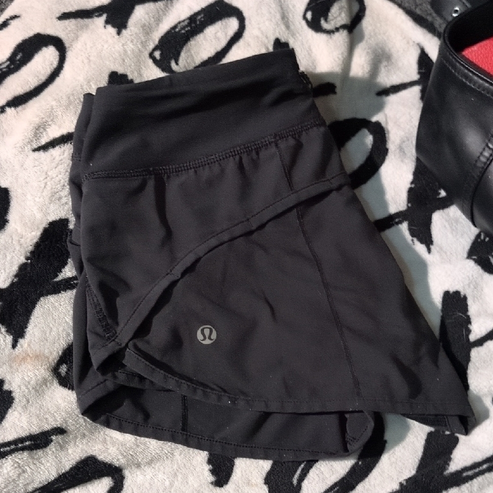 Lululemon Athletica Black Athletic Shorts Moisture-Wicking Comfort - Picture 4 of 5